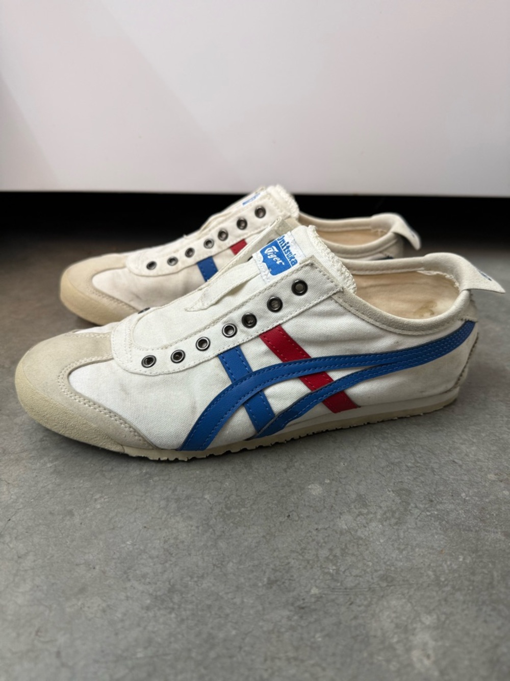 Onitsuka Tiger Beige Slip-On Sneakers with Red Logo - Picture 2 of 9